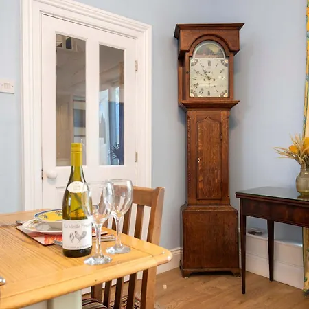 Characterful 5 Bedroom Coastal Sleeps 10