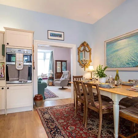 Dom wakacyjny Characterful 5 Bedroom Coastal Sleeps 10