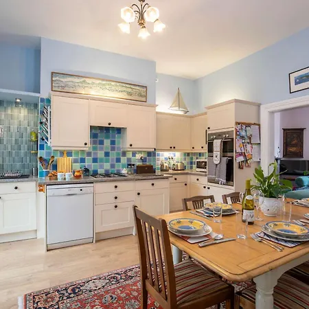 Dom wakacyjny Characterful 5 Bedroom Coastal Sleeps 10