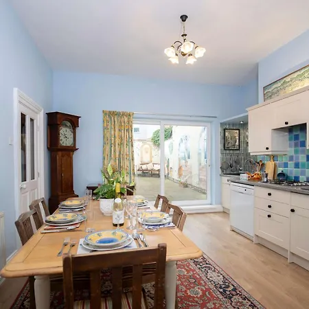 Characterful 5 Bedroom Coastal Sleeps 10