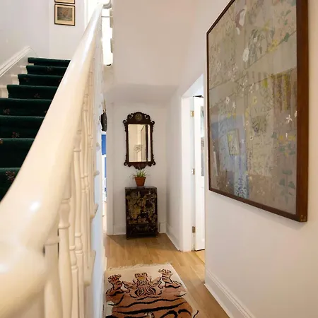 Дом отдыха Characterful 5 Bedroom Coastal Sleeps 10 *