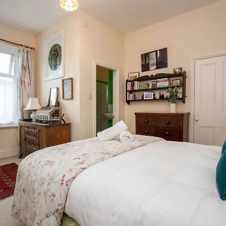 Дом отдыха Characterful 5 Bedroom Coastal Sleeps 10 *
