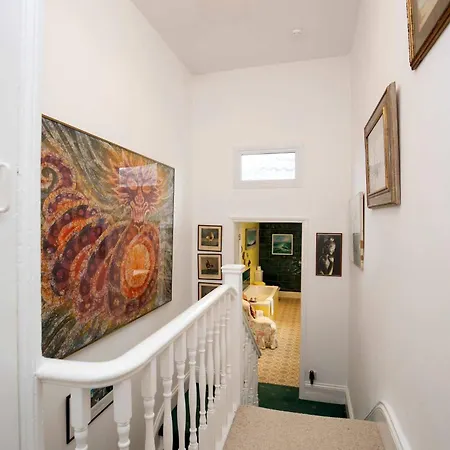 Дом отдыха Characterful 5 Bedroom Coastal Sleeps 10