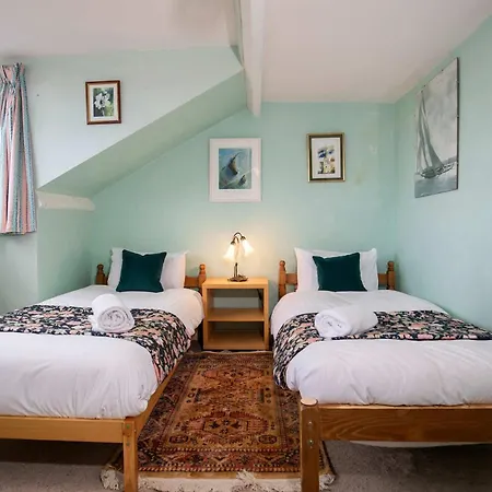 Dom wakacyjny Characterful 5 Bedroom Coastal Sleeps 10